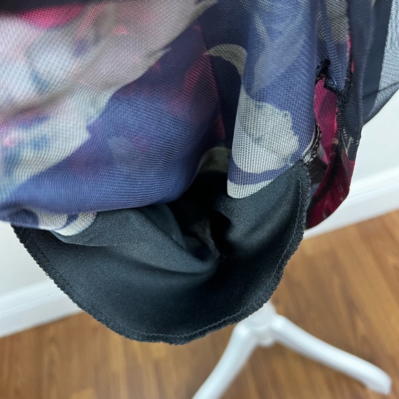 Dress with flowery fabric in medium size - Picture 14 of 15